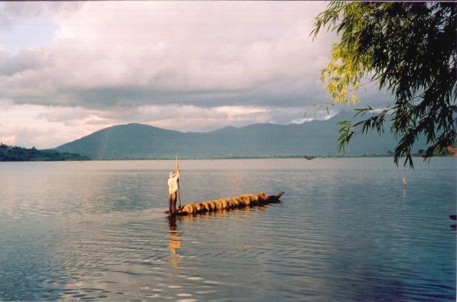 Einbaumboot auf dem großen See Lak