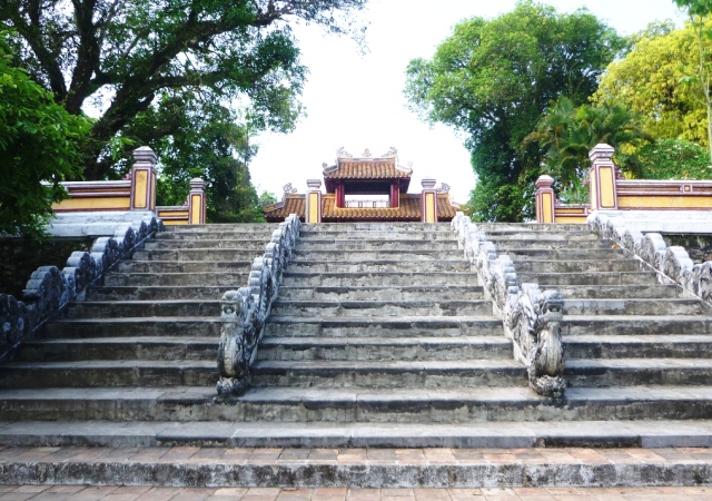 Steintreppen zum Kaisergrab von Gia Long, Hue