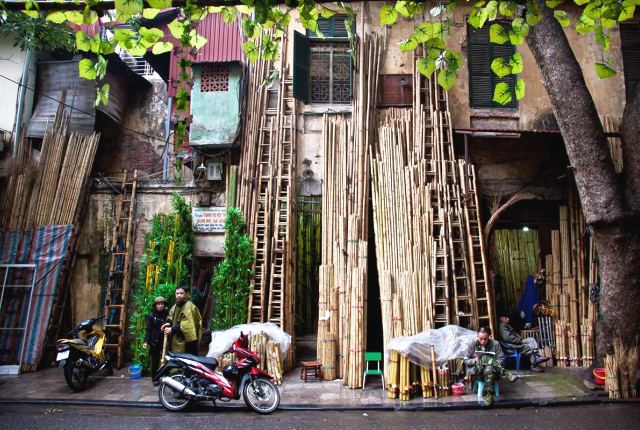 An der Straße Hang Tre im Altstadtviertel Hanois, Vietnam