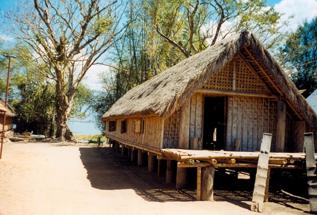 Traditionelle Pfahlbauten im Dorf Jun, Dak Lak