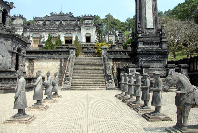 Steinerne Elefanten und kaiserliche Soldatenstatuen am Eingang zum Grab von Khai Dinh