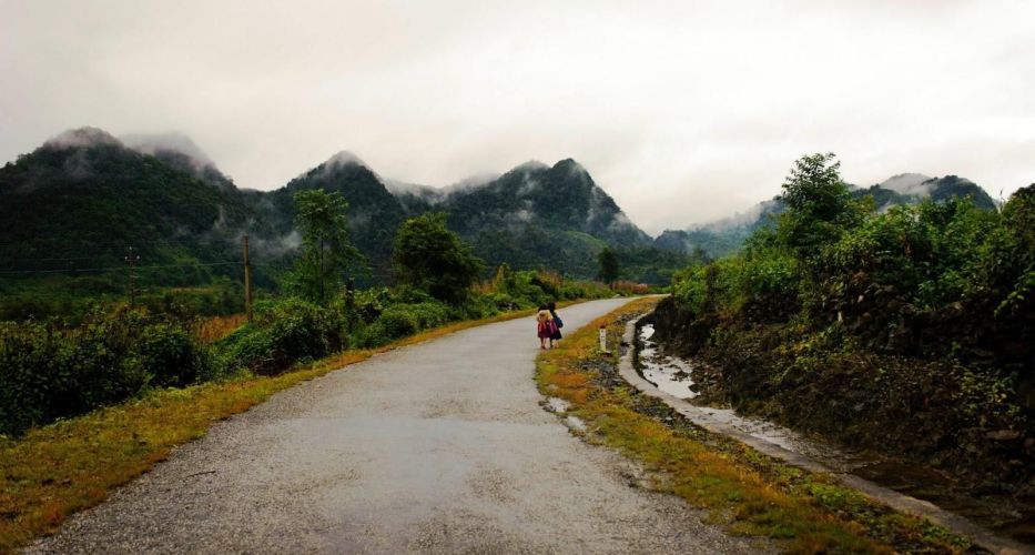 Die Minderheiten Kinder wandern in zwischen Berg und Masse der Wolke