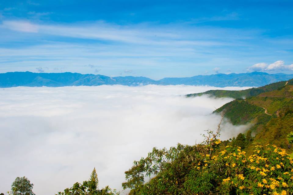 Backpackers kommen hier oft, um einen Himmel von Wolken in der Spitze von Sin Ho zu suchen