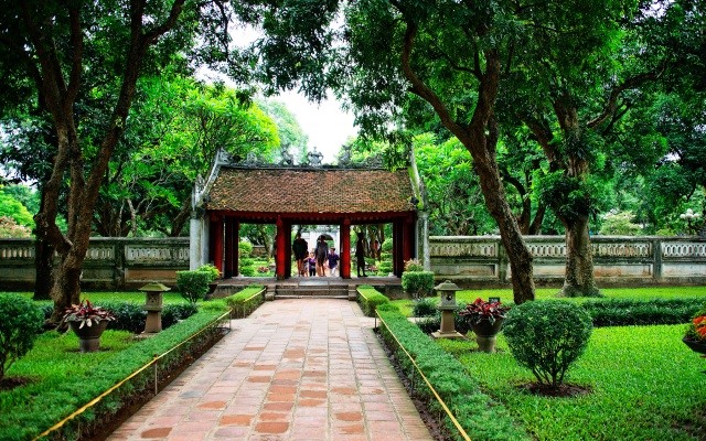 Der Eingang zum Hof des Tempels im Grünen
