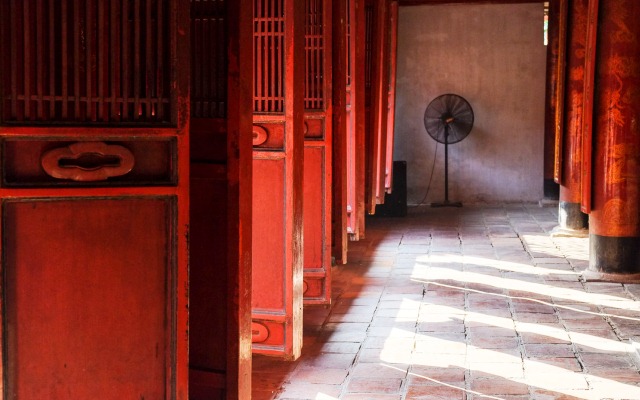 Im Inneren des alten Tempels, der als der Stolz von Hanoi gilt