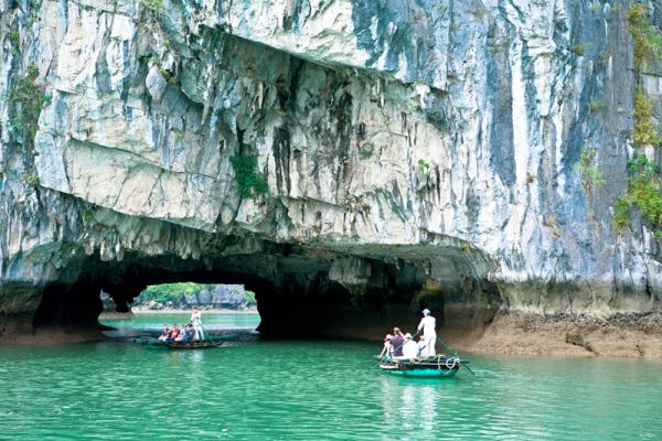 Ruderbootsfahrt zu Besuch der Höhle Luon