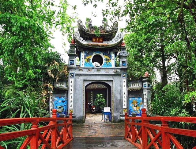 Am Eingang zum Tempel Ngoc Son inmitten des Sees Hoan Kiem
