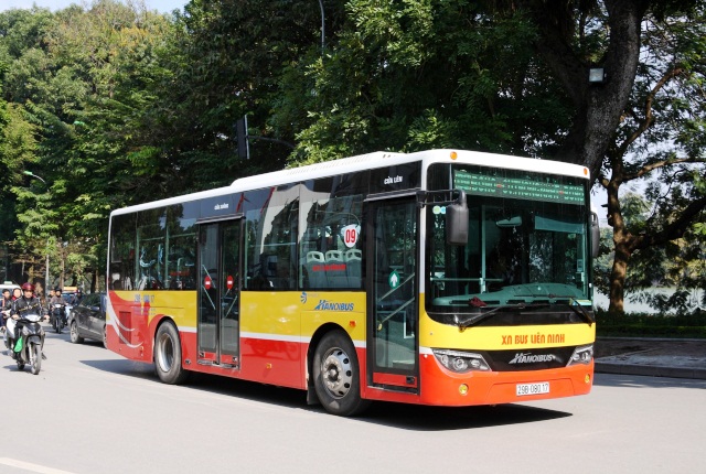 Ein öffentlicher Bus läuft in der Stadt Hanoi