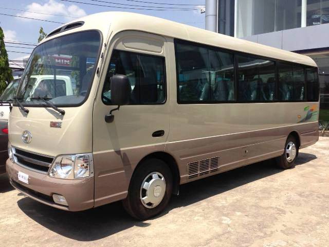 Shuttlebus ist eine übliche Option für Transfer in die Halong-Bucht