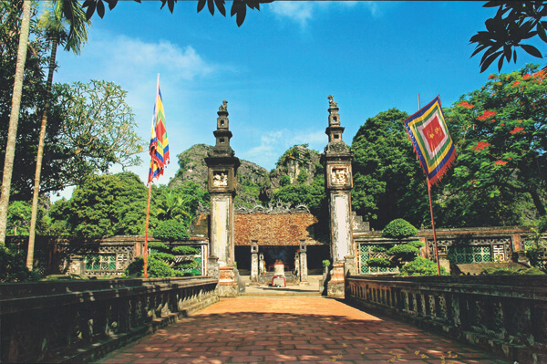 Am Eingang zum Tempel von Kaiser Dinh Tien Hoang