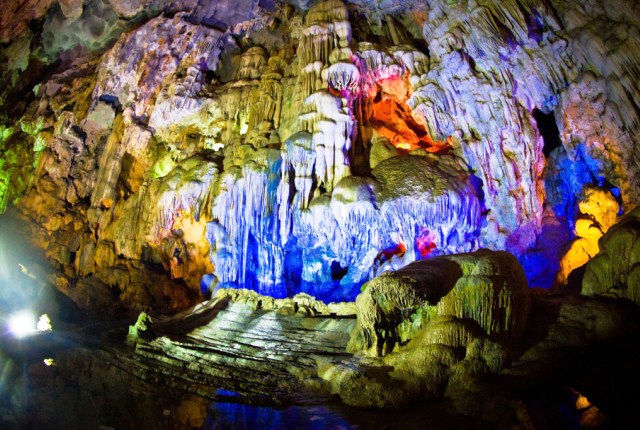 Stalaktiten in bunten Licht in der Höhle Thien Cung