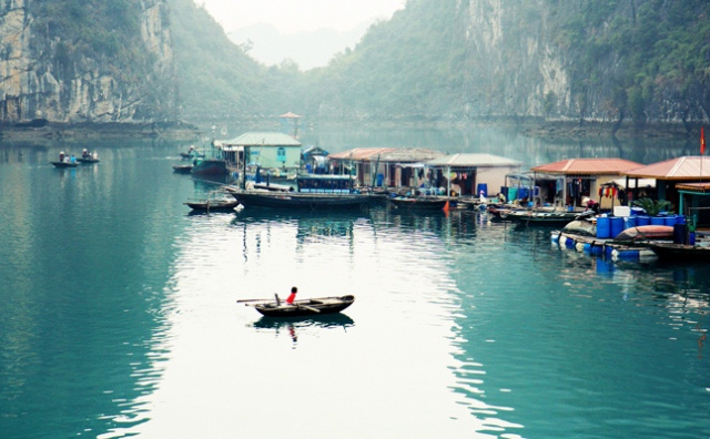 Auf dem schwimmenden Dorf Vong Vieng, Halong-Bucht, Vietnam